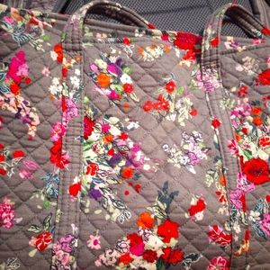 Vera Bradley floral bag with multiple compartments on inside